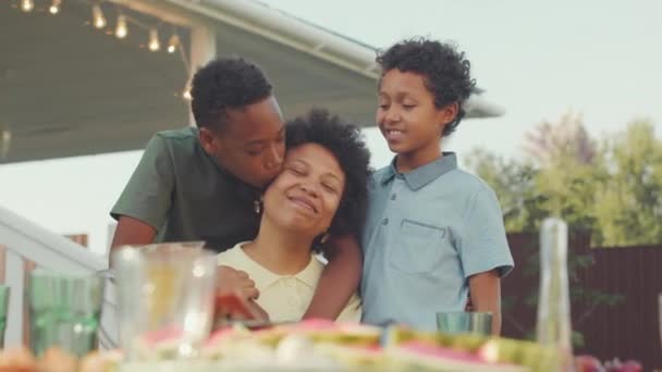 Porträt Einer Glücklichen Afroamerikanerin Mit Zwei Jährigen Söhnen Die Sonnigen — Stockvideo
