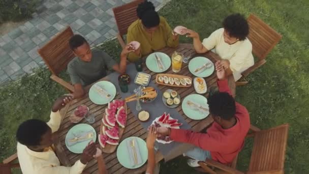 Ovanifrån Två Afroamerikanska Familjer Med Barn Sitter Vid Lunchbordet Bakgården — Stockvideo