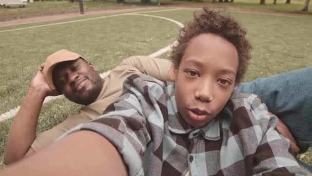 Handheld Pov Slowmo Adolescent Afro Américain Garçon Son Père Reposant — Video