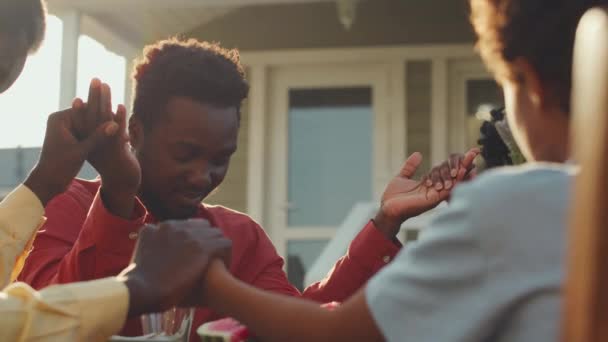 Powiększ Ujęcie Członków Wielkiej Afroamerykańskiej Rodziny Trzymających Się Ręce Modlących — Wideo stockowe