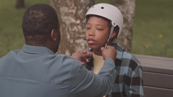 Hombre Afroamericano Ayudando Hijo Años Usar Casco Mientras Tiene Entrenamiento — Vídeos de Stock
