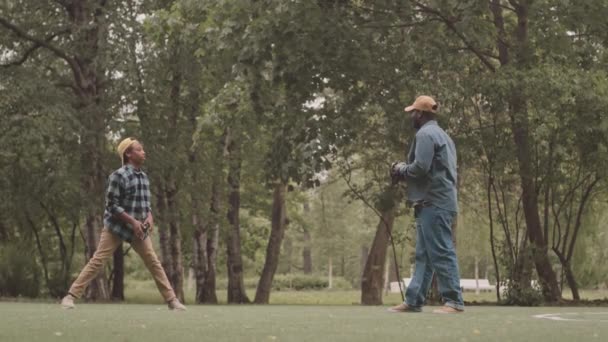 全景全景非洲裔美国男孩扔棒球到他的爸爸或教练在公园进行室外训练 — 图库视频影像