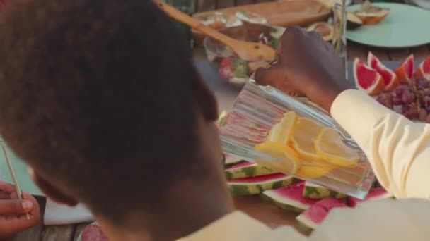 Dışarıdaki Insanların Gün Işığında Birlikte Öğle Yemeği Yerken Taze Meyve — Stok video