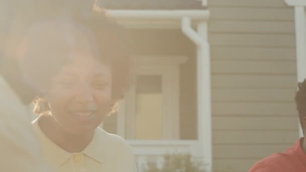 Μέση Closeup Χαρούμενα Black Γυναίκα Μιλάμε Για Τους Φίλους Στο — Αρχείο Βίντεο