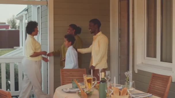Due Coppie Afroamericane Con Bambini Adolescenti Incontrano Sul Portico Casa — Video Stock