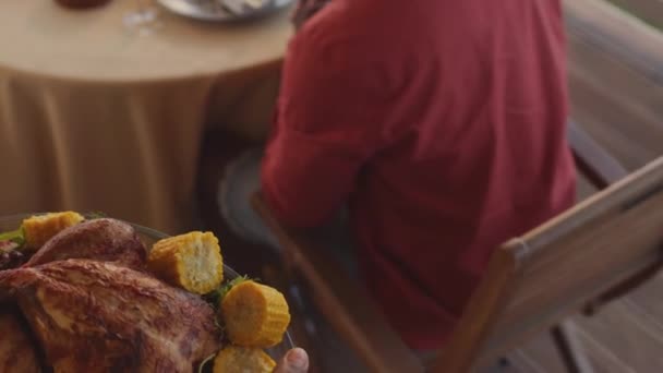 Неузнаваемая Женщина Подает Вкусную Курицу Картошкой Обеденном Столе — стоковое видео