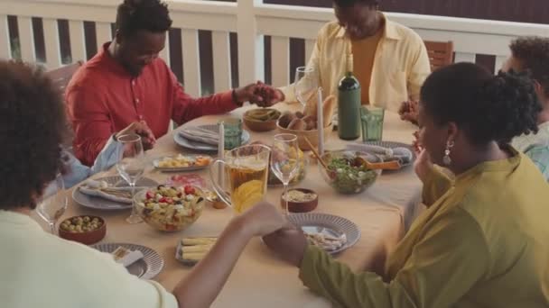 Arriba Plano Gran Familia Afroamericana Cogida Mano Rezando Sentado Mesa — Vídeo de stock
