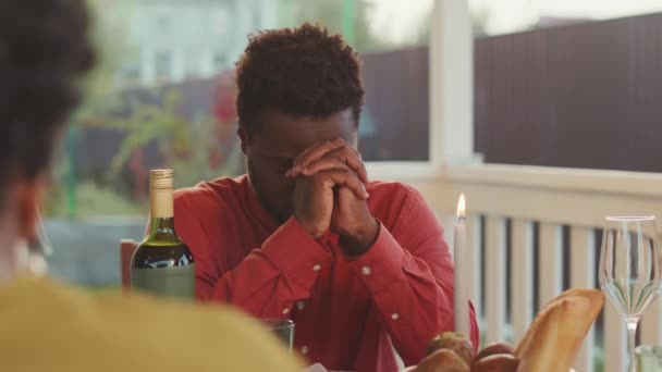 Derékig Érő Fekete Férfi Lehajtott Fejjel Imádkozik Vacsoraasztalnál Családjával Egy — Stock videók