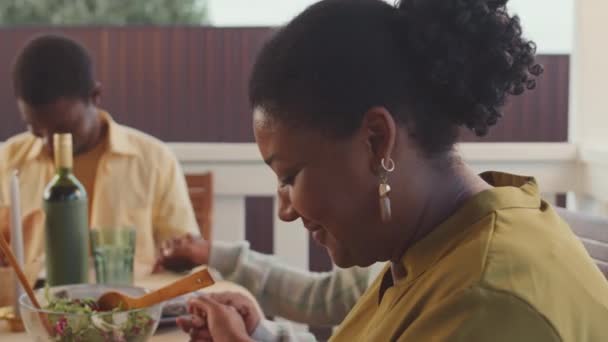 Fecho Médio Mulher Negra Rezando Com Olhos Fechados Jantar Família — Vídeo de Stock