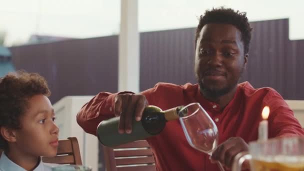 Cintura Para Cima Jovem Homem Negro Sorrindo Enquanto Poring Vinho — Vídeo de Stock