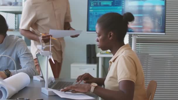 Tým Mladých Multietnických Inženýrů Kteří Diskutují Kancelářských Stolů Při Práci — Stock video