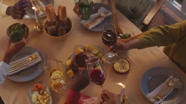 一个大家庭的成员一边在舒适的夏季别墅里庆祝这个特殊的时刻 一边举杯庆祝 在晚餐中度过愉快的时光 — 图库视频影像