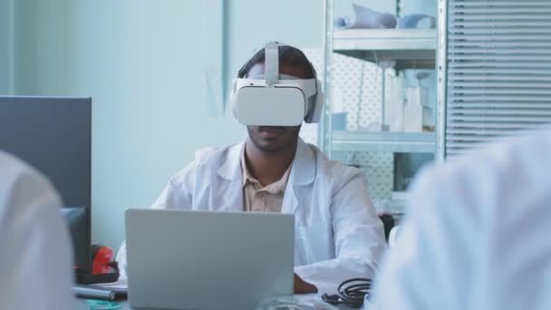 Male Scientist Engineer Headset Experimenting Virtual Reality While Doing Research — Αρχείο Βίντεο