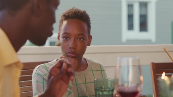 Waist Year Old African American Boy Talking His Father While — Vídeo de Stock