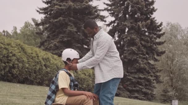 Slowmo Black Man Putting Helmet Head His Teenage Son While — Vídeo de Stock