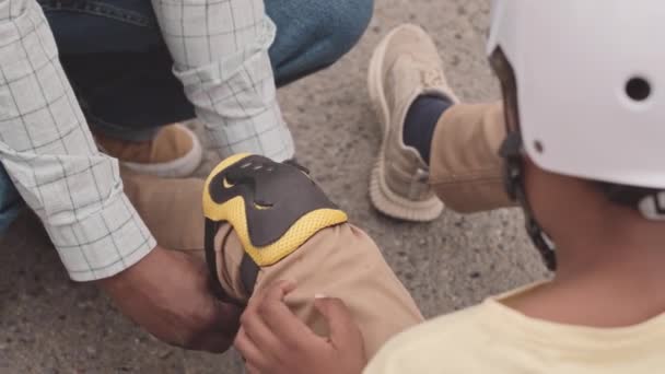 Slowmo Unrecognizable Black Man Attaching Knee Elbow Pads His Teenage — Stock Video
