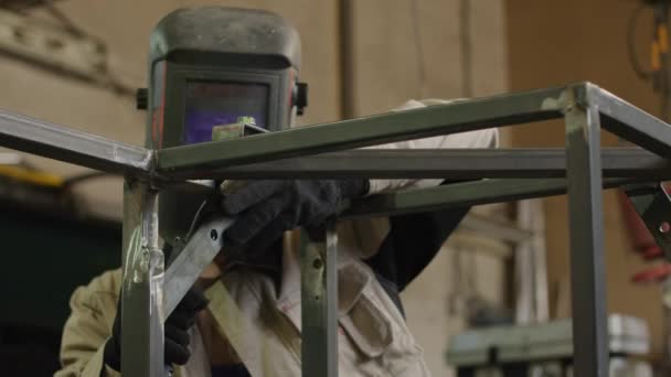 Tilt Slowmo Man Protective Helmet Welding Metal Seams While Working — Vídeo de Stock