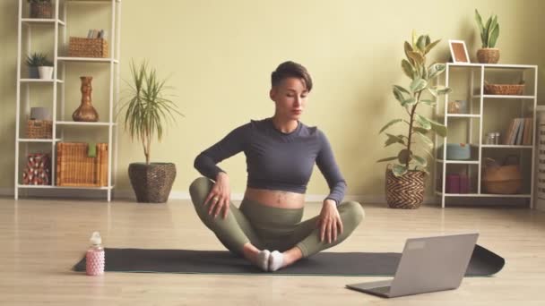 Contemporary Young Pregnant Woman Rolling One Side Another Mat While — Stock Video