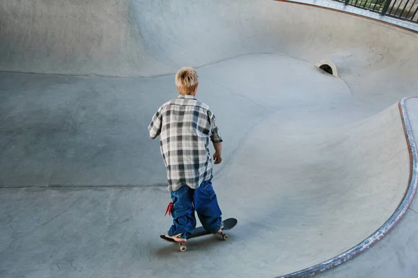 Achteraanzicht Van Jonge Jongen Paardrijden Skateboard Outdoor Skatepark Stedelijk Gebied — Stockfoto