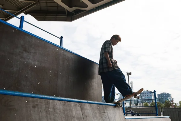 Widok Boku Portret Młodego Łyżwiarza Stojącego Rampie Skateparku Wykonującego Triki — Zdjęcie stockowe