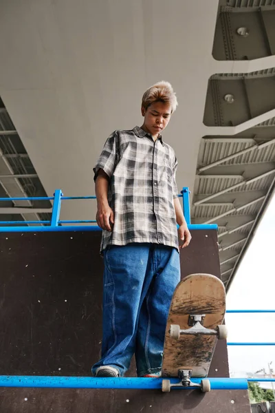Portret Nastoletniego Chłopca Stojącego Rampie Skateparku Wykonującego Triki Deskorolkowe — Zdjęcie stockowe