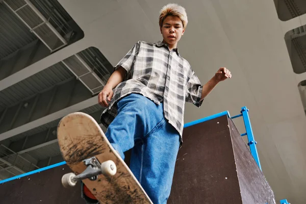 Niski Kąt Portretu Nastolatka Stojącego Rampie Skateparku Wykonującego Triki Deskorolkowe — Zdjęcie stockowe