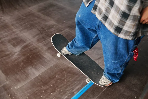 Pendekatan Remaja Pria Anonim Naik Skateboard Jalan Taman Skating Ruang — Stok Foto