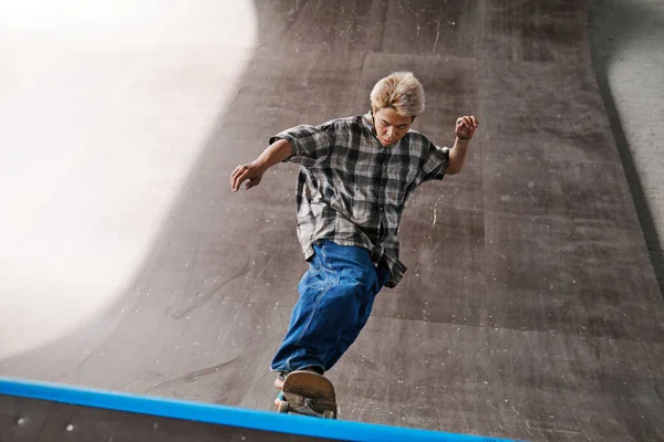 Action Shot Van Tiener Jongen Rijden Skateboard Helling Skating Park — Stockfoto