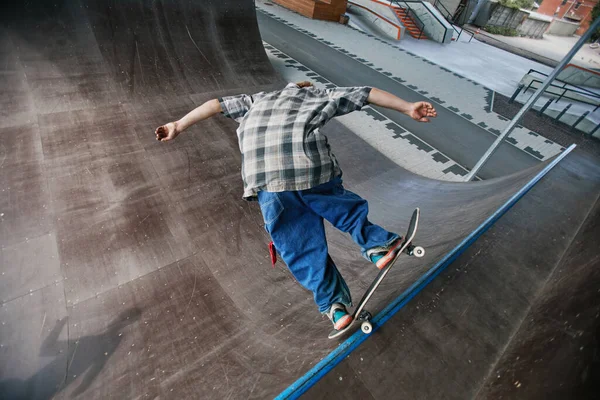 Action Shot Van Tiener Paardrijden Skateboard Helling Skating Park Het — Stockfoto