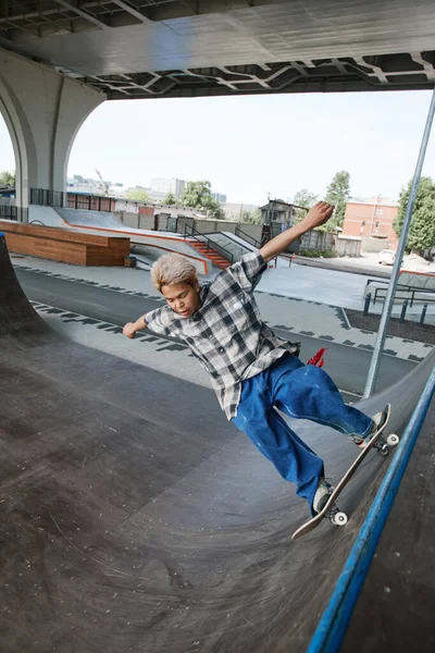 Action Shot Van Straat Tiener Rijden Skateboard Helling Skating Park — Stockfoto