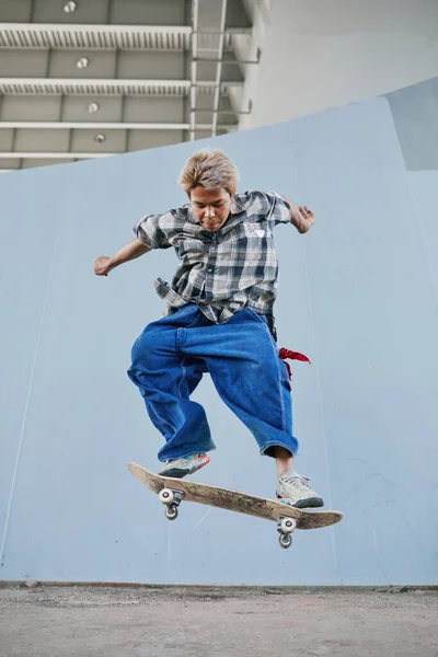 Minimale Actie Shot Van Jonge Tiener Paardrijden Skateboard Stedelijk Gebied — Stockfoto