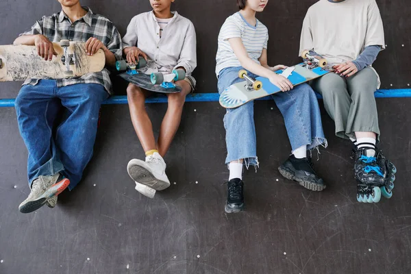 Kelompok Pengalih Perhatian Remaja Duduk Jalan Taman Skateboard Bagian Rendah — Stok Foto