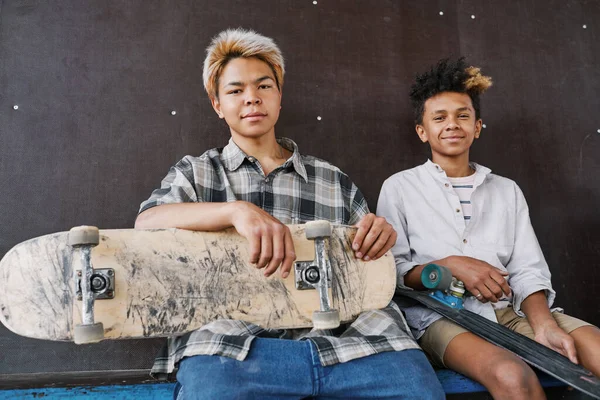Retrato Dois Adolescentes Ativos Com Skates Sentados Rampa Sorrindo Para — Fotografia de Stock