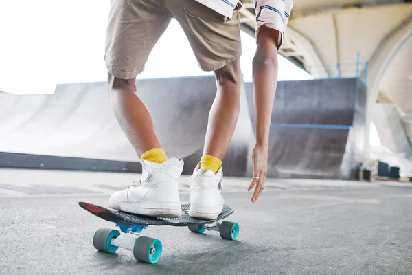 スケートパークアウトドアでスケートボードに乗っている若い十代の男の子の近く コピースペース — ストック写真