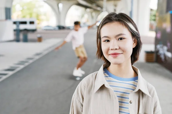 Porträtt Ung Tonåring Flicka Skatepark Tittar Kameran Och Ler Med — Stockfoto