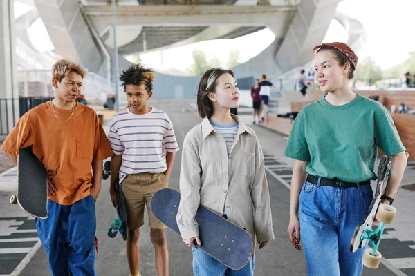 Rozmanitá Skupina Teenagerů Skateparku Venku Městské Oblasti Sobě Sportovní Oblečení — Stock fotografie