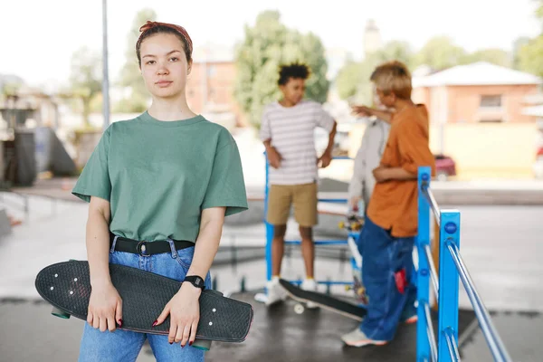 Midja Upp Porträtt Tonåring Flicka Med Skateboard Tittar Kameran Olika — Stockfoto