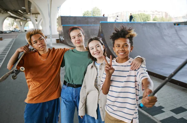 Vibrerande Bild Olika Grupp Tonåringar Som Tar Selfie Foto Utomhus — Stockfoto