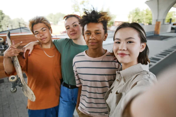 Pov Skott Olika Grupp Tonåringar Tar Selfie Foto Utomhus Stadsområdet — Stockfoto