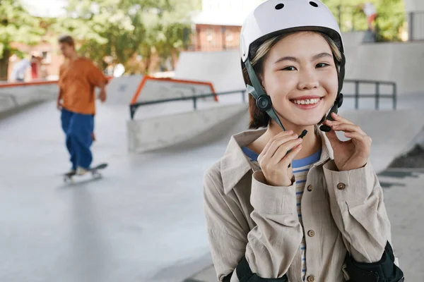 スケートパークで保護護衛とヘルメットを着て笑顔の若い少女の肖像画 コピースペース — ストック写真