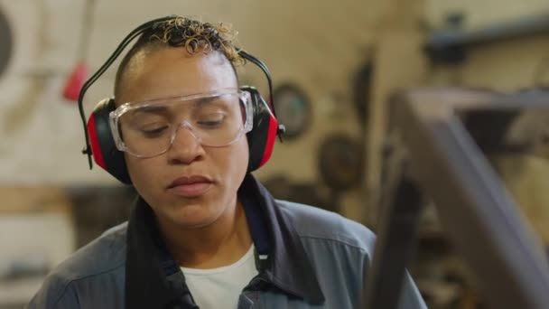 Chest Slowmo Concentrated Young Short Haired Biracial Woman Safety Glasses — Vídeo de stock