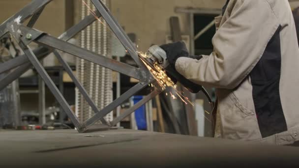 厂区防护工装焊缝金属施工中无法辨认的截击 — 图库视频影像