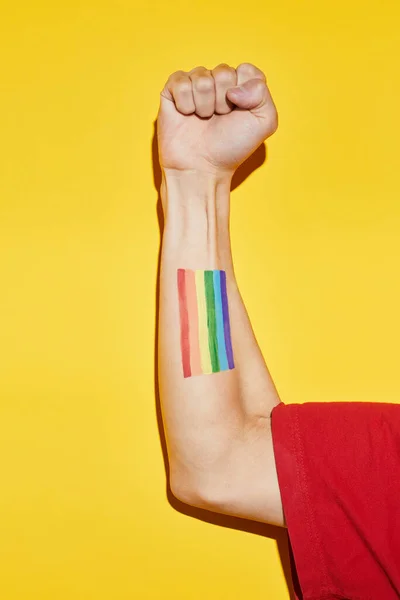 Wibrujące Ujęcie Ręki Pięść Tatuażem Tęczowej Flagi Jako Symbolem Mocy — Zdjęcie stockowe