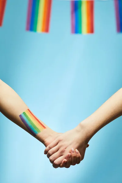 Close Van Jong Paar Hand Hand Met Regenboog Vlag Achtergrond — Stockfoto