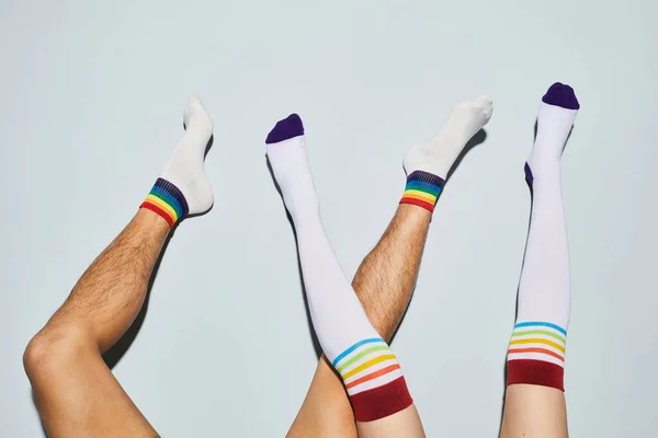 Levendig Schot Van Speels Jong Paar Dragen Sokken Met Regenboog — Stockfoto