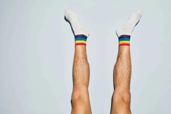 Minimale Shot Van Jongeman Dragen Sokken Met Regenboog Symbolen Voeten — Stockfoto