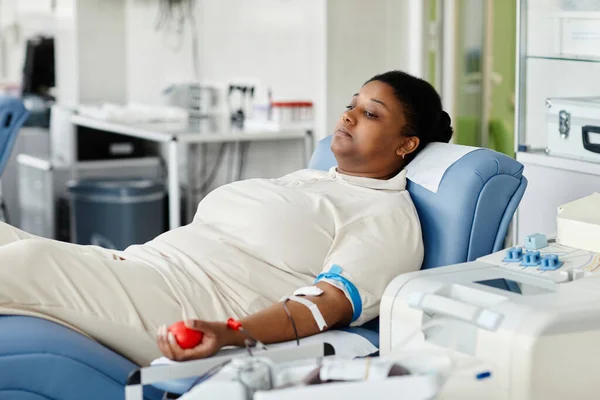Portret Młodej Afroamerykanki Oddającej Krew Krześle Centrum Dawstwa Osocza — Zdjęcie stockowe