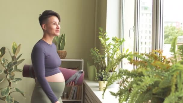 Medium Slowmo Modern Caucasian Pregnant Woman Short Haircut Tattoos Standing — Stok video