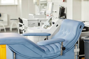 Klinikteki kan bağışı istasyonunda yaslanan modern koltuğun arkaplan resmi, boşluğu kopyala