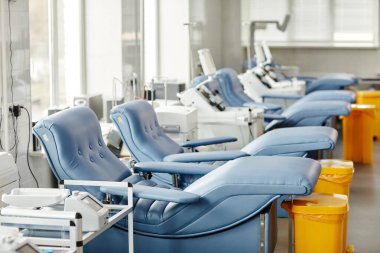 Modern kan bağışı merkezinde sıra sıra dizilmiş tıbbi sandalyelerin arkaplan görüntüsü, boşluğu kopyala